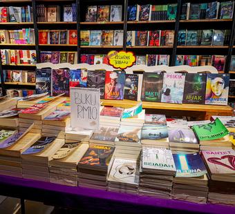 Books on offer at Fixi store at Sunway Putra Mall